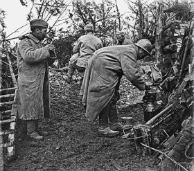 Alltag im Schützengraben: französische Soldaten in der Nähe von Verdun, 1916