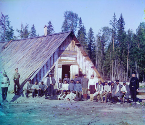 Österreichische Kriegsgefangene vor einer Baracke in einem russischen Lager, circa 1915