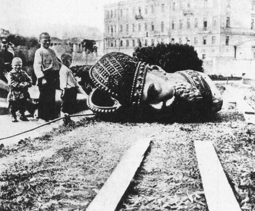 Die zerstörte Statue von Zar Alexander III. in Moskau