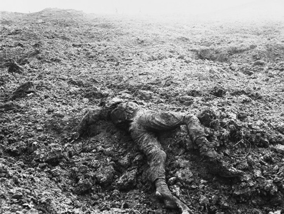 Ein toter Soldat liegt im Schlamm nach der Schlacht von Passendale, September 1917.