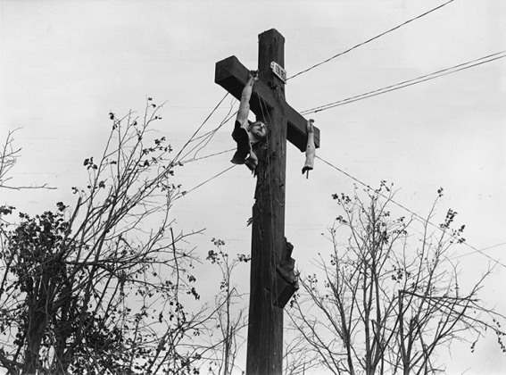 Ein zerstörtes Kruzifix am Straßenrand in der Nähe von Bellenglise, Nordfrankreich, circa 1918