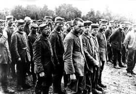 Deutsche Soldaten in britischer Gefangenschaft, 1918: Nach der gescheiterten Michael-Offensive im Frühjahr schwindet die Kampfmoral im deutschen Heer. Immer mehr deutsche Soldaten begeben sich in Gefangenschaft.