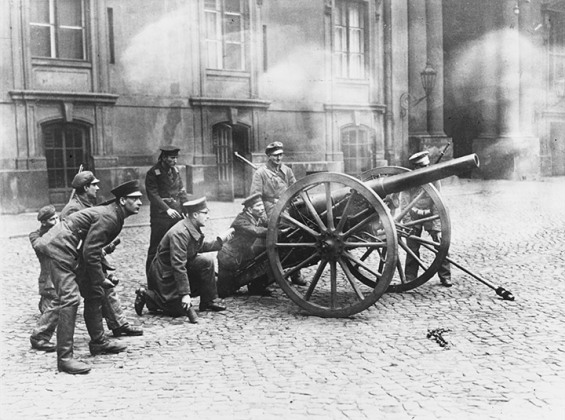 Mitglieder des Arbeiter- und Soldatenrats mit einem Geschütz in einem Hof des Berliner Schlosses, 9.-10. November 1918