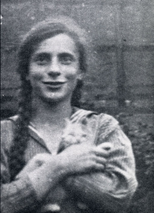 Elfriede Kuhr mit ihrer Katze Minka
