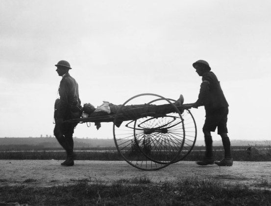 Zwei britische Soldaten mit einem verwundeten Kameraden auf der Straße zwischen La Boisselle und Amiens, Juli 1916