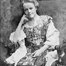 Sarah Macnaughtan (1864-1916)Bereits im Burenkrieg hat die Britin Erfahrungen als Krankenschwester gesammelt. Als 1914 Helferinnen für die britische Armee in Belgien gesucht werden, meldet sie sich freiwillig. Dort erlebt sie 1915 den ersten Gasangriff bei Ypern.