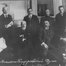 Die Provisorische Regierung, die im März 1917 vom russischen Parlament gebildet wird. Justizminister Alexander Kerenski steht in der zweiten Reihe, Zweiter von rechts.