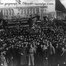 Eine Arbeiterkundgebung auf dem Dvortsovy Platz, St. Petersburg, 1. Mai 1917