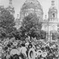 Menschen in Berlin jubeln nach der deutschen Kriegserklärung.