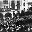 Streikende Arbeiter vor dem Volkshaus in Jena, Januar 1918