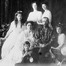 Der russische Zar Nikolaus II. mit seiner Familie, 1914: Der Zar gilt als Schutzpatron der slawischen Völker in Osteuropa.