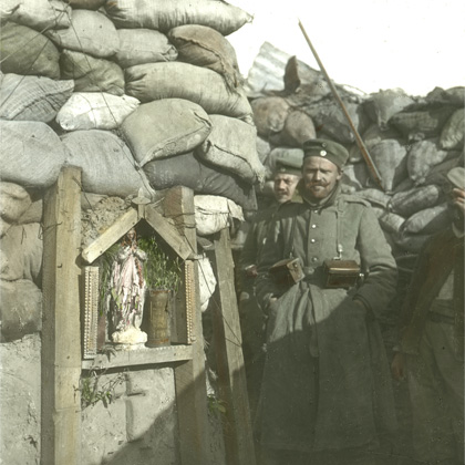 Deutsche Soldaten im Schützengraben. Ein Bild aus der Fuhrmann-Sammlung.