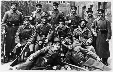 Eine Gruppe bewaffneter Arbeiter und Soldaten