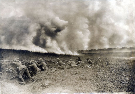 Deutsche Soldaten bei einem Gasangriff 