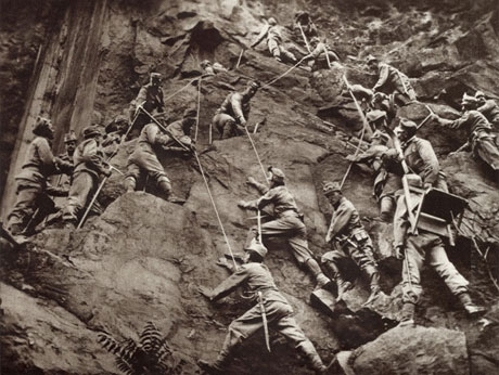 Österreichische Truppen klettern eine Felswand im Isonzo-Gebiet hoch
