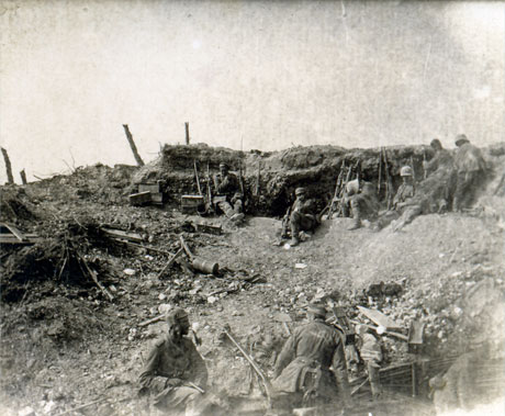 Deutsche Soldaten vor ihren Stellungen an der Somme