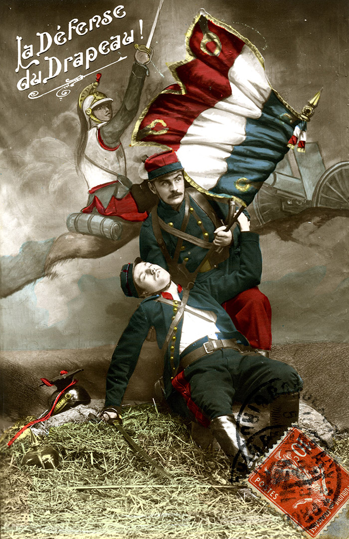 Eine Propaganda-Postkarte stellt Soldaten beim Kämpfen unter der französischen Fahne dar