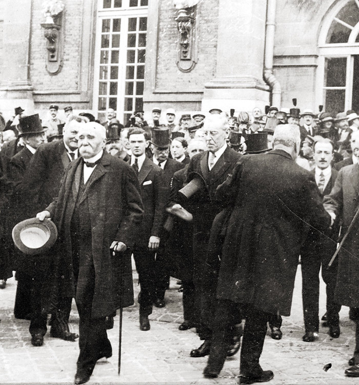 Der französische Ministerpräsident Georges Clemenceau, der britische Premierminister David Lloyd George und der amerikanische Präsident Woodrow Wilson verlassen den Palast Versailles