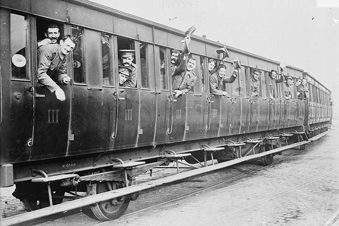 Britische Soldaten winken aus Eisenbahnwaggons