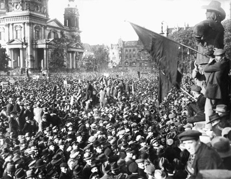 Blick auf die Massendemonstration gegen die Friedensbedingungen des Versailler Vertrages im August 1919 im Berliner Lustgarten