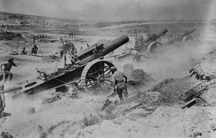 Britische Geschütze feuern auf deutsche Stellungen. 